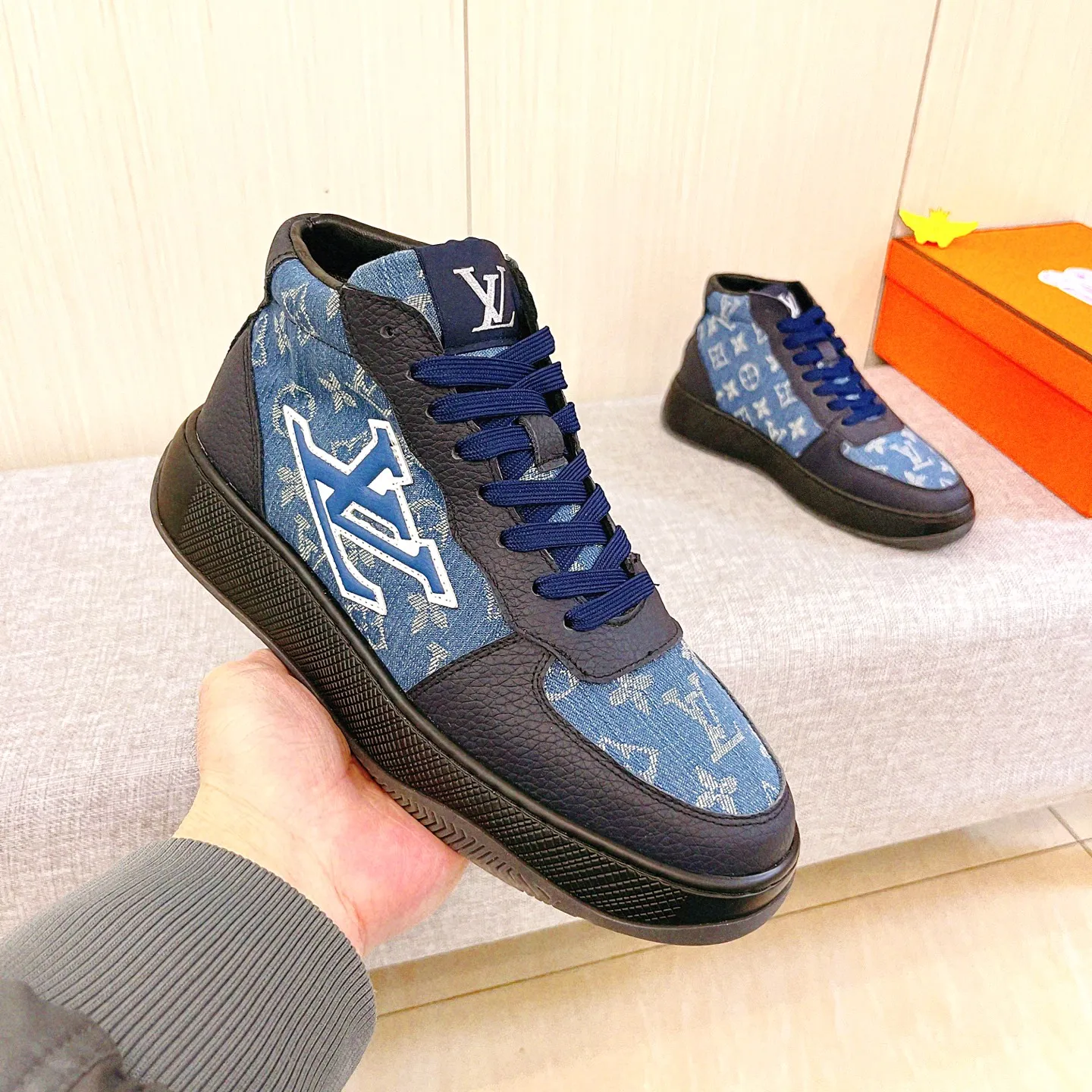 Men's shoes💰 460💰[LV]🔥Louis Vuitton, high-end men's shoes brand, official website 1:1 latest masterpiece: the upper is made of Italian imported first-layer cowhide with a comfortable and breathable lining➕original non-slip and wear-resistant outsole🔥, making walking more convenient and comfortable! An exclusive new model, a stunning work, a beautiful 1:1 replica [color] compared to the official quality! Create a fashionable personality to set off your uniqueness! A must-have for trendy men! Classic🔥Size: 38-44 Color: 🔥Multiple colors available🔥